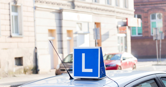 Od rana nie odbywają się egzaminy praktyczne wybranych kategorii w gdańskim i gdyńskim oddziale Pomorskiego Ośrodka Ruchu Drogowego. To trzeci dzień, od kiedy egzaminatorzy na Pomorzu wznowili protest. Domagają się wyższych pensji i zmian w systemie egzaminowania.