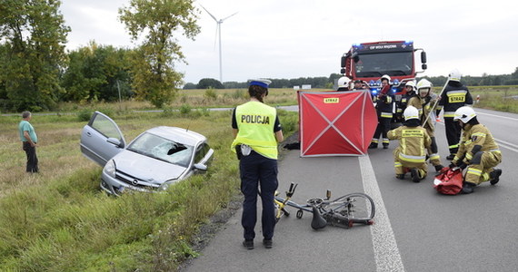 Nie żyje 58-letnia rowerzystka, która została potrącona przez samochód osobowy na drodze krajowej nr 74. Do zdarzenia doszło w Dębach Wolskich (pow. bełchatowski, woj. łódzkie).
