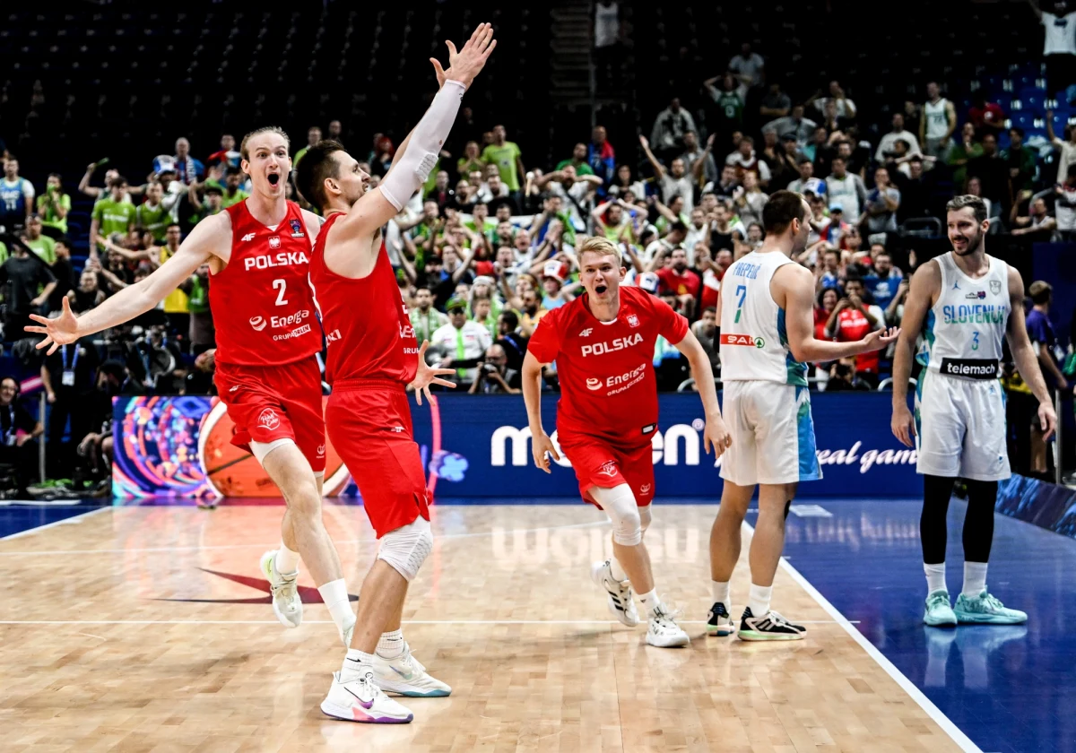 Reprezentacja Polski koszykarzy pokonała w Berlinie w ćwierćfinale Słowenię, obrońcę tytułu 90:87 (29:26, 29:13, 6:24, 26:24) i awansowała do półfinału mistrzostw Europy. To pierwszy od 1971 roku awans biało-czerwonych do najlepszej czwórki. "Tylko zwycięzcy zostaną zapamiętani" - powiedział po meczu kapitan Polaków Mateusz Ponitka.