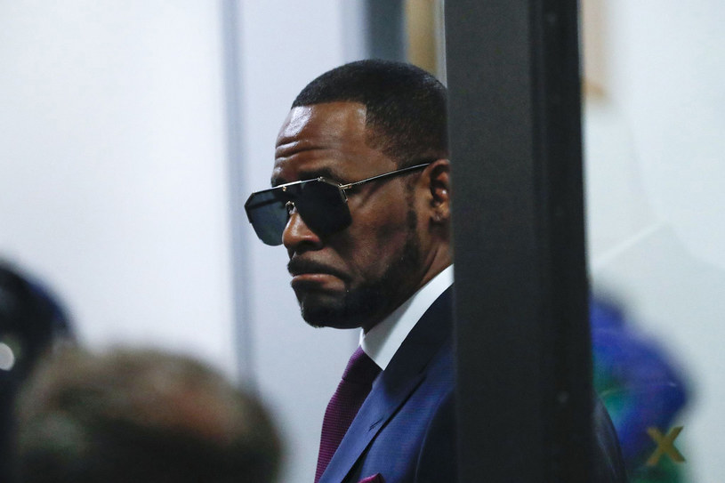 Amerykański piosenkarz i producent muzyczny R.Kelly został uznany przez sąd w Chicago winnym m.in. nakłaniania nieletnich dziewcząt do seksu i posiadania pornografii dziecięcej. Był to ostatni proces federalny laureata nagrody Grammy, który ma już wyrok 30 lat więzienia za przestępstwa seksualne.
