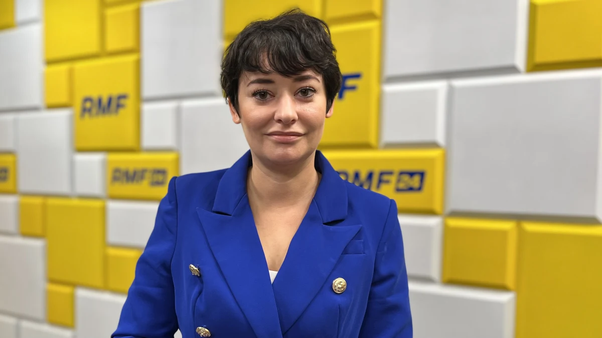 "To nie jest dobre rozwiązanie" – tak o wsparciu w wysokości 3 tys. zł dla osób ogrzewających swoje domy węglem mówiła w Porannej rozmowie w RMF FM Anna Maria Żukowska. "Po pierwsze – nie ma tego węgla, po drugie - Lewica od początku mówi, że musimy odejść od paliw kopalnych. Nie jest też sprawiedliwe dzielenie tych dodatków w zależności od tego, kto czym opala. Tak naprawdę mieszkając w bloku też opalamy węglem, tylko robi to elektrociepłownia, a mieszkańcy żadnych dodatków nie dostają" – podkreślała posłanka Lewicy. 