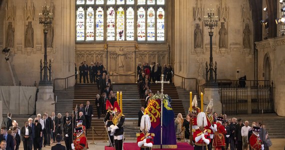 Jeden z żołnierzy stojących przy trumnie z ciałem królowej Elżbiety II zasłabł w nocy i upadł na podłogę. Trumna jest wystawiona w Westminster Hall w Pałacu Westminsterskim w Londynie.