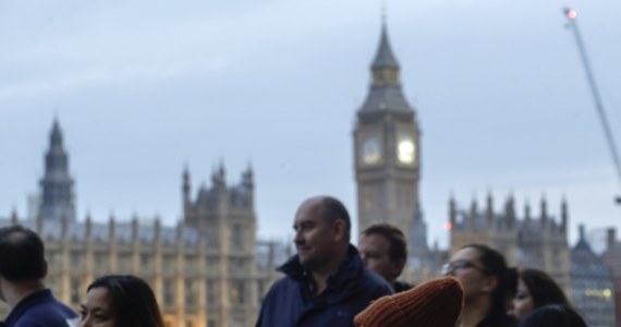 W czwartek trumna z ciałem zmarłej Elżbiety jest wystawiona na widok publiczny w Pałacu Westminsterskim. Królową kolejny dzień żegnają tłumy. "Chcemy podziękować królowej" - usłyszeli od Brytyjczyków specjalni wysłannicy RMF FM - Mateusz Chłystun i Bogdan Frymorgen. 