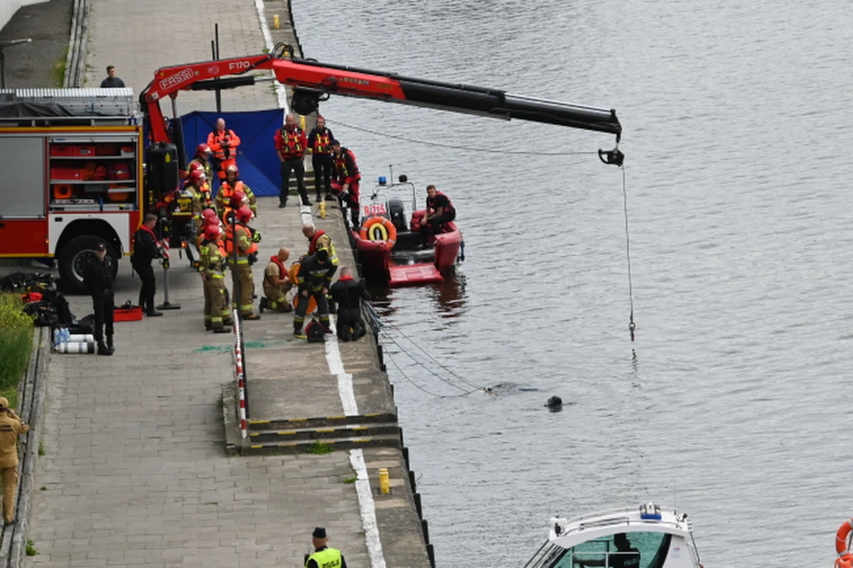 Na nabrzeże przy ul. Jana z Kolna wydobyto samochód, który z nieznanych przyczyn wjechał do Odry – poinformowała Komenda Miejska Policji w Szczecinie. Nie żyje 31-letnia kobieta, która prowadziła auto.

