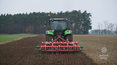 ''Rolnicy'': Praca przy nawożeniu pola  