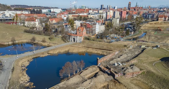 Gdańsk odwołał się od decyzji Pomorskiego Wojewódzkiego Konserwatora Zabytków w sprawie budowy objazdu Bramy Nizinnej. Nowa droga miała umożliwić omijanie przez kierowców historycznej bramy. W marcu jednak konserwator wstrzymał prace.