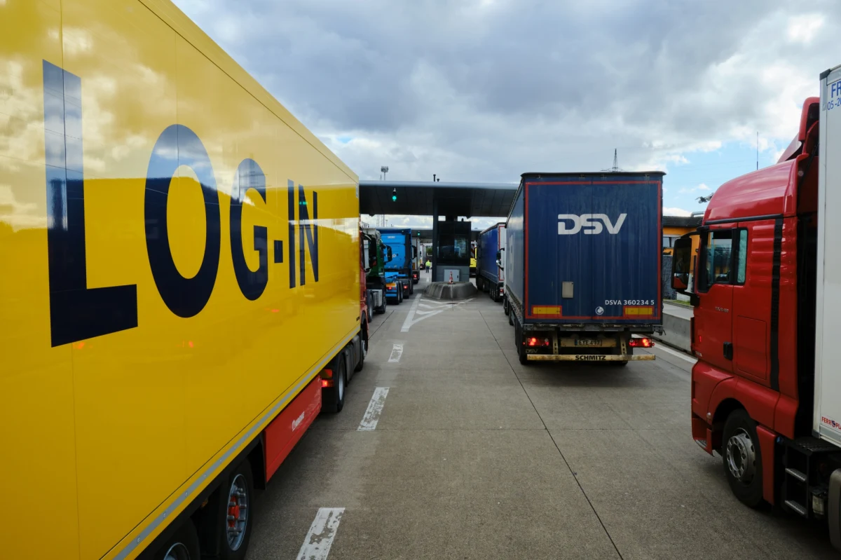 ​Poprawia się sytuacja na wschodniej granicy. W Dorohusku trzeba czekać 60 a nie 90 godzin, w kolejce czeka 1600 TIR-ów. Przewoźnicy jednak cały czas gotowi są do protestu. "Jeśli znowu będą problemy, to tym razem zablokujemy trzy przejścia" - mówi Marek Okliński z Komitetu Protestacyjnego Przewoźników.