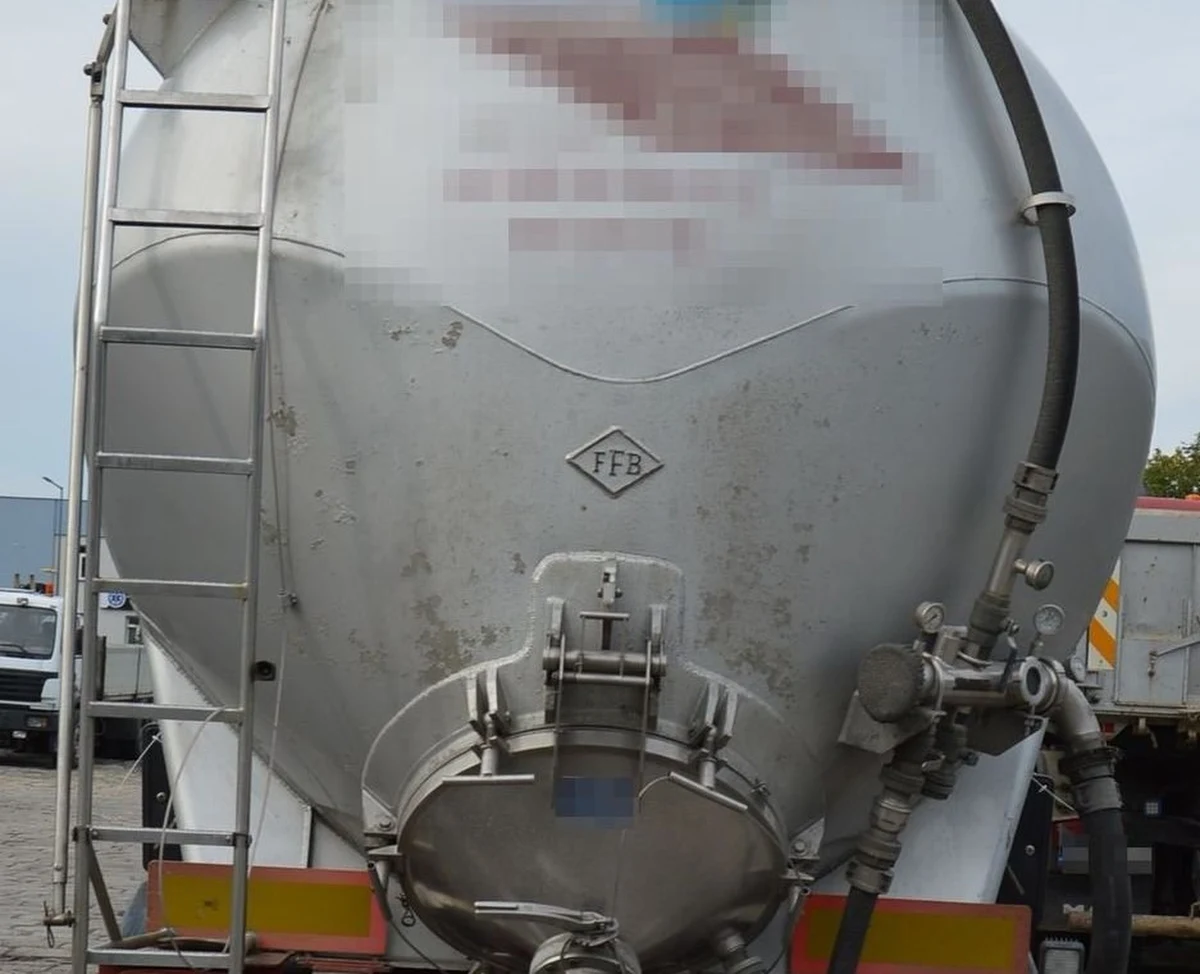 56-letni pracownik firmy przewozowej, kradł dostarczany z cukrowni do kontrahentów cukier. Zawyżał wagę pojazdu przed załadunkiem przewożąc pojemniki z wodą, którą następnie wylewał w czasie ładowania cukru. Powstałą w ten sposób nadwyżkę towaru ukrywał. Mężczyzna w ten sposób ukradł ponad 700 kg cukru.