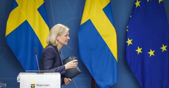 Socjaldemokratyczna premier Szwecji Magdalena Andersson podała się do dymisji w związku ze zwycięstwem w niedzielnych wyborach parlamentarnych opozycyjnego bloku partii prawicowych. Nowy parlament zbierze się 26 września, procedura wyboru nowego premiera zajmuje zazwyczaj około 19 dni.