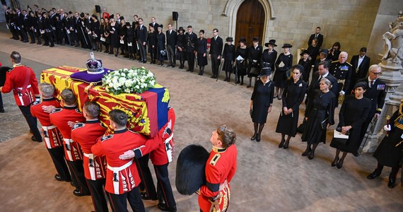 Trumna z ciałem Elżbiety II wystawiona jest na widok publiczny w Hallu Westminsterskim. Kolejka ludzi, którzy chcą po raz ostatni pokłonić się królowej, sięga kilku kilometrów. Ten akt nazywany jest na Wyspach ostatnim, pośmiertnie już spełnionym obowiązkiem monarchini.