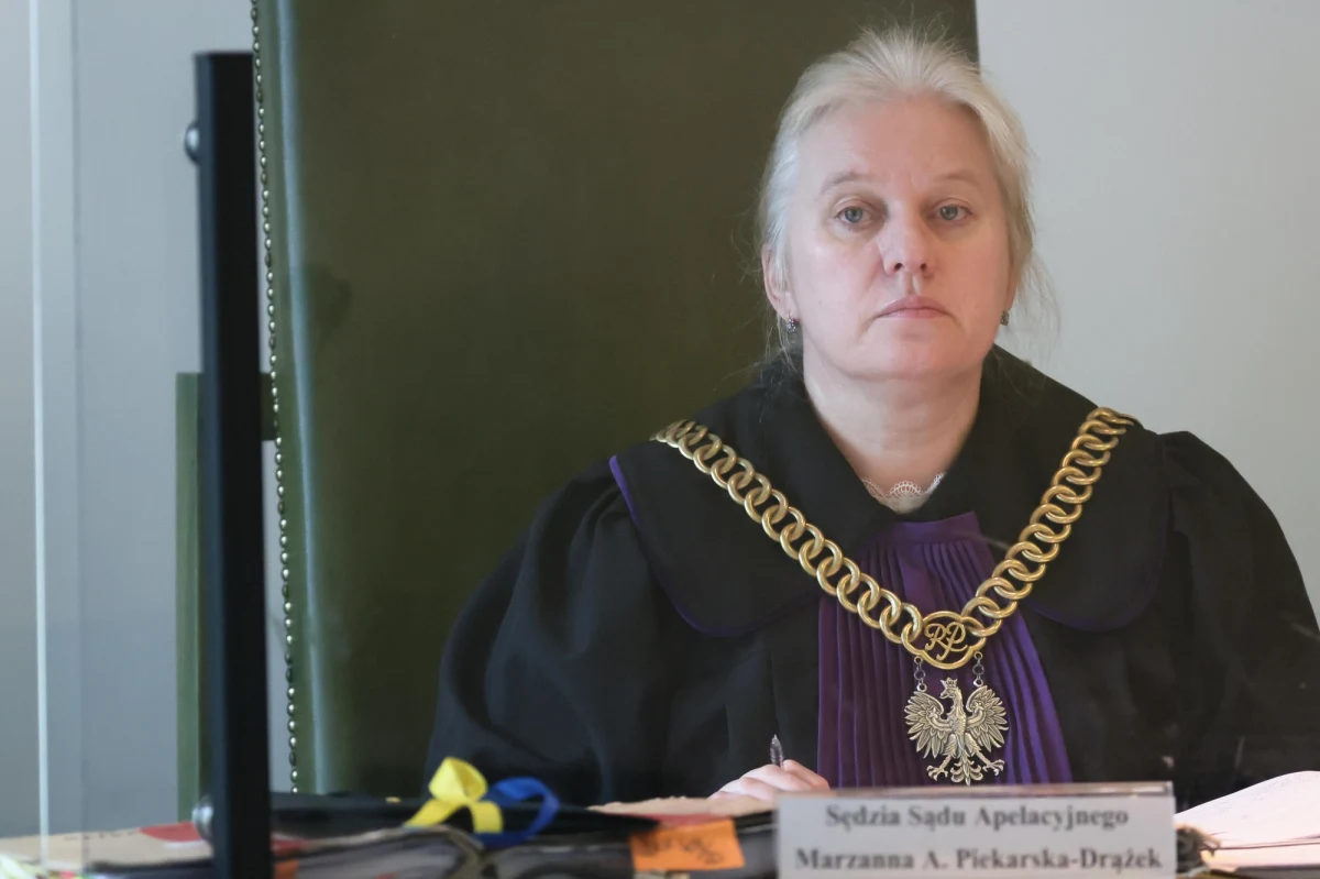 "Można karać sędziego i ja jestem na to przygotowana. Ale jak można było ukarać też strony postępowania?" - pyta w rozmowie z reporterem RMF FM Krzysztofem Zasadą sędzia warszawskiego sądu apelacyjnego Marzanna Piekarska-Drążek. Ma 30 lat stażu w wydziale karnym, ale została dyscyplinarnie przesunięta do wydziału pracy za krytykę tzw. neosędziów. Z wydziałem musiały pożegnać się również sędzia Ewa Gregajtys i Ewa Leszczyńska-Furtak. "Jesteśmy przez dłuższy czas nieprzydatne i to jest realna strata dla wymiaru sprawiedliwości przez czas, w którym mogłyśmy orzekać i kończyć sprawy, do których jesteśmy przygotowane zawodowo" - opisywała. "Nas po prostu wyrzucono z pracy - jedną zabrano, a drugiej nie potrafimy wykonać. To jest wyrzucanie sędziów tylnymi drzwiami" - oceniła.