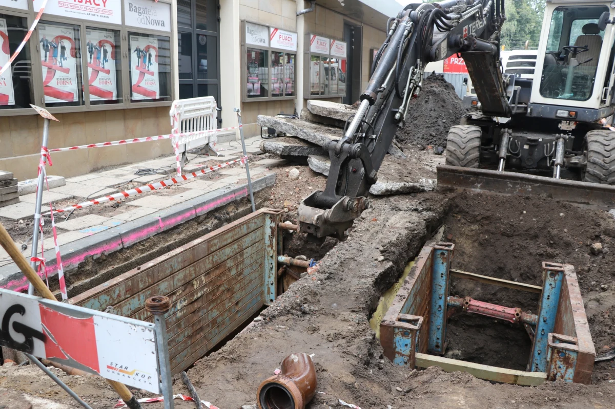 39 drzew, kilka tysięcy krzewów i bylin oraz ogrody fasadowe - tak już niedługo ma wyglądać ulica Krupnicza w Krakowie. Zakończyła się właśnie wymiana sieci podziemnych: wodociągu i ciepłociągu, lada moment ruszy układanie kostki brukowej. Jeśli dopisze pogoda, rewitalizacja ulicy powinna zakończyć się za dwa miesiące.

