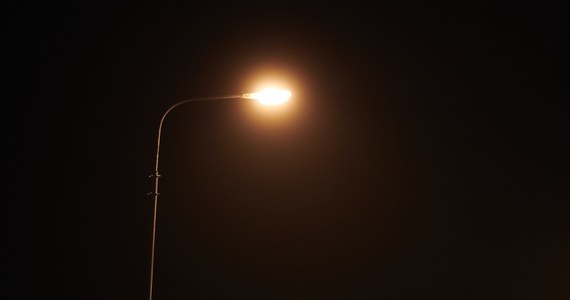 Przed mieszkańcami podszczecińskiego Kołbaskowa pierwsza ciemna noc. Władze gminy dziś wieczorem wyłączą niemal całe oświetlenie. Zaciemnienie, które potrwa do 4 rano jest reakcją na drastyczne podwyżki cen prądu.