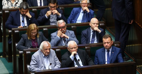 Posłowie PiS złożyli w Sejmie projekt ustawy wydłużający kadencję samorządów do 30 kwietnia 2024 roku. Celem projektu jest przesunięcie wyborów samorządowych z jesieni 2023 roku na wiosnę 2024 roku, aby nie kolidowały z wyborami parlamentarnymi.