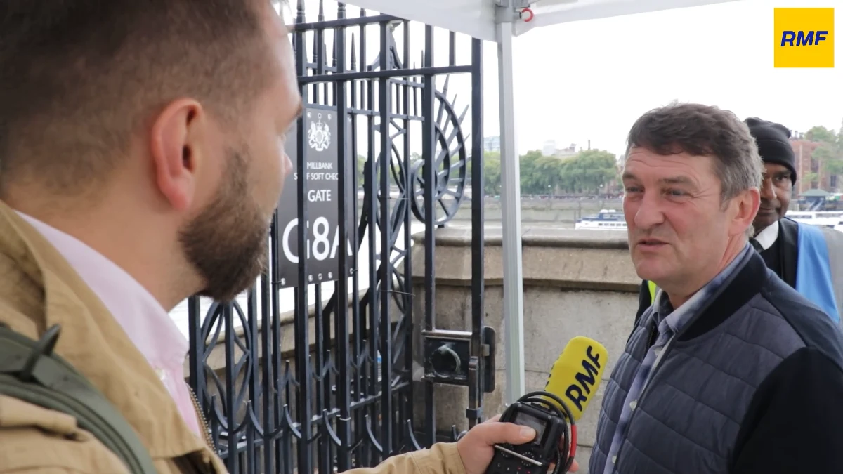 „Przez 70 lat wspaniale służyła narodowi. Przynajmniej tyle możemy zrobić – przyjść tu i w taki sposób oddać królowej szacunek” – mówią w rozmowie z reporterem RMF FM Mateuszem Chłystunem Brytyjczycy, którzy stoją w ogromnej kolejce, aby przejść obok trumny z ciałem Elżbiety II w Pałacu Westmisterskim. Tłumy oczekujących mają prawo ominąć brytyjscy posłowie.