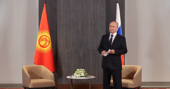 30 sekund czekania i nerwowe spojrzenia w kamerę. Kolejny prezydent upokorzył Władimira Putina. Przywódca Rosji tym razem musiał czekać na prezydenta Kirgistanu. W sieci pojawiło się nagranie, na którym widać reakcję Putina.