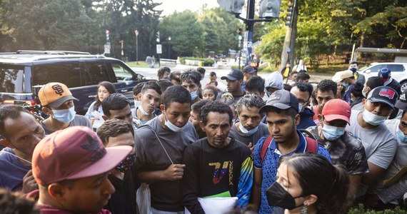 Ponad 100 migrantów z kilku krajów, w tym m.in. Wenezueli, Kolumbii, Urugwaju i Panamy, zostało przywiezionych przed dom wiceprezydent Stanów Zjednoczonych Kamali Harris w Waszyngtonie. W geście protestu dwoma autobusami wysłał ich gubernator Teksasu Greg Abbott.