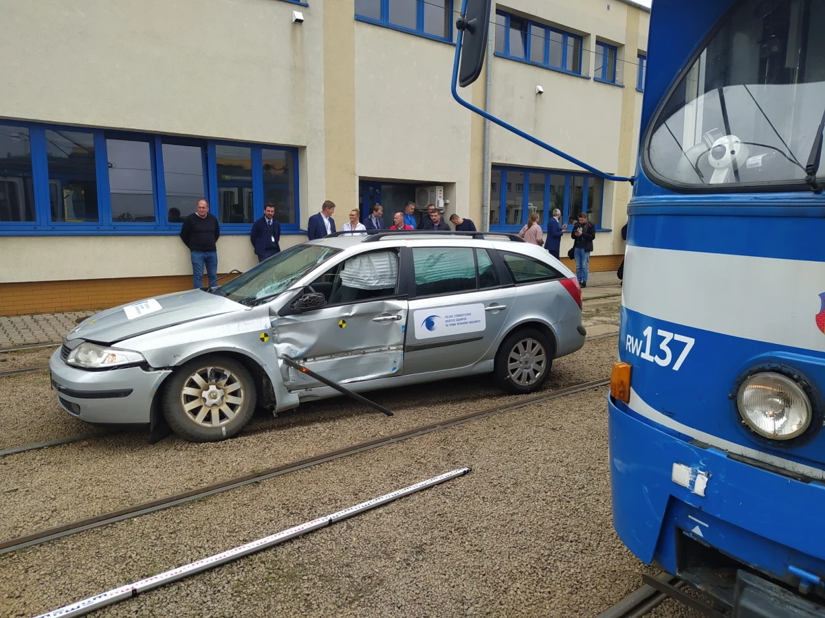 W zajezdni Podgórze w Krakowie odbyła się  symulacja zderzenia tramwaju i samochodu. Eksperyment miał dwa cele: przypomnienie kierowcom, co dzieje się z samochodem, kiedy o wiele cięższy tramwaj uderza w pojazd, a także analiza danych z wypadku - te pomogą biegłym sądowym przy rekonstrukcji tego typu zdarzeń.