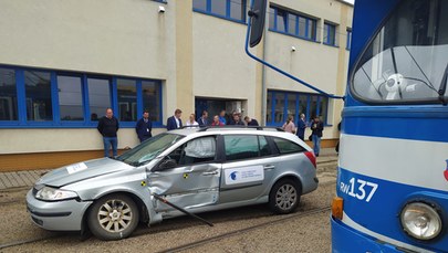 Kraków: Symulacja zderzenia tramwaju z samochodem. Zobaczcie nagranie
