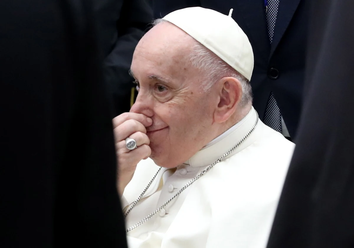 Papież Franciszek wrócił w czwartek wieczorem do Rzymu z Kazachstanu. Pytany o dalszy dialog z Rosją w obliczu jej agresji na Ukrainę oraz jej konsekwencji, odpowiedział, że nie wyklucza dialogu z nikim, także "z agresorem". "Czasem dialog śmierdzi, ale trzeba go prowadzić" - stwierdził, łapiąc się za nos. Podkreślił, że "obrona przed agresorem to wyraz miłości do ojczyzny".