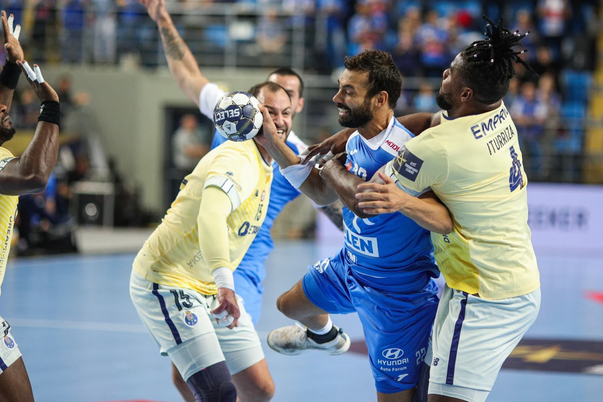 Piłkarze ręczni Orlen Wisły Płock z przytupem wrócili po dwuletniej przerwie do Ligi Mistrzów. Podopieczni Xaviego Sabate wygrali we własnej hali z FC Porto 27:23 (14:10). Najskuteczniejszym zawodnikiem płockiego zespołu był zdobywca 7 bramek Gonzalo Perez.