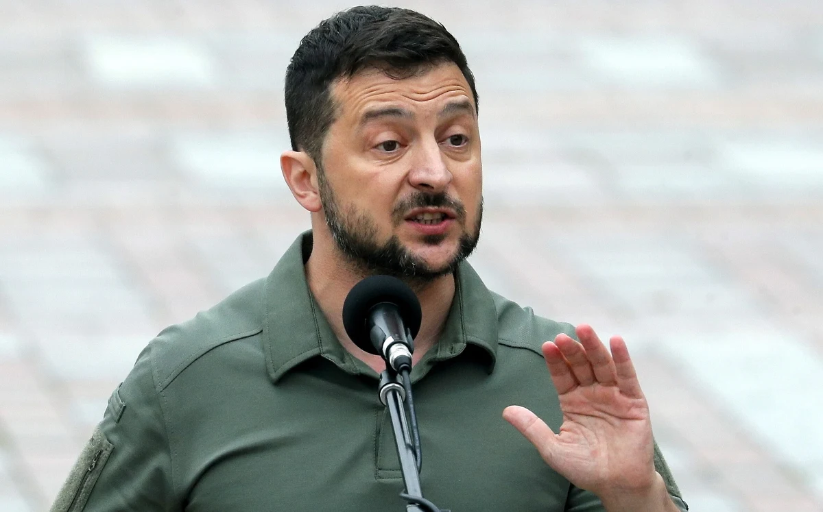 Wołodymyr Zełenski przekazał w mediach społecznościowych, że w Iziumie w obwodzie charkowskim odkryto masowy grób. Prezydent Ukrainy dodał, że na miejscu rozpoczęły się już stosowne procedury, a więcej potwierdzonych informacji zostanie opublikowanych w piątek.