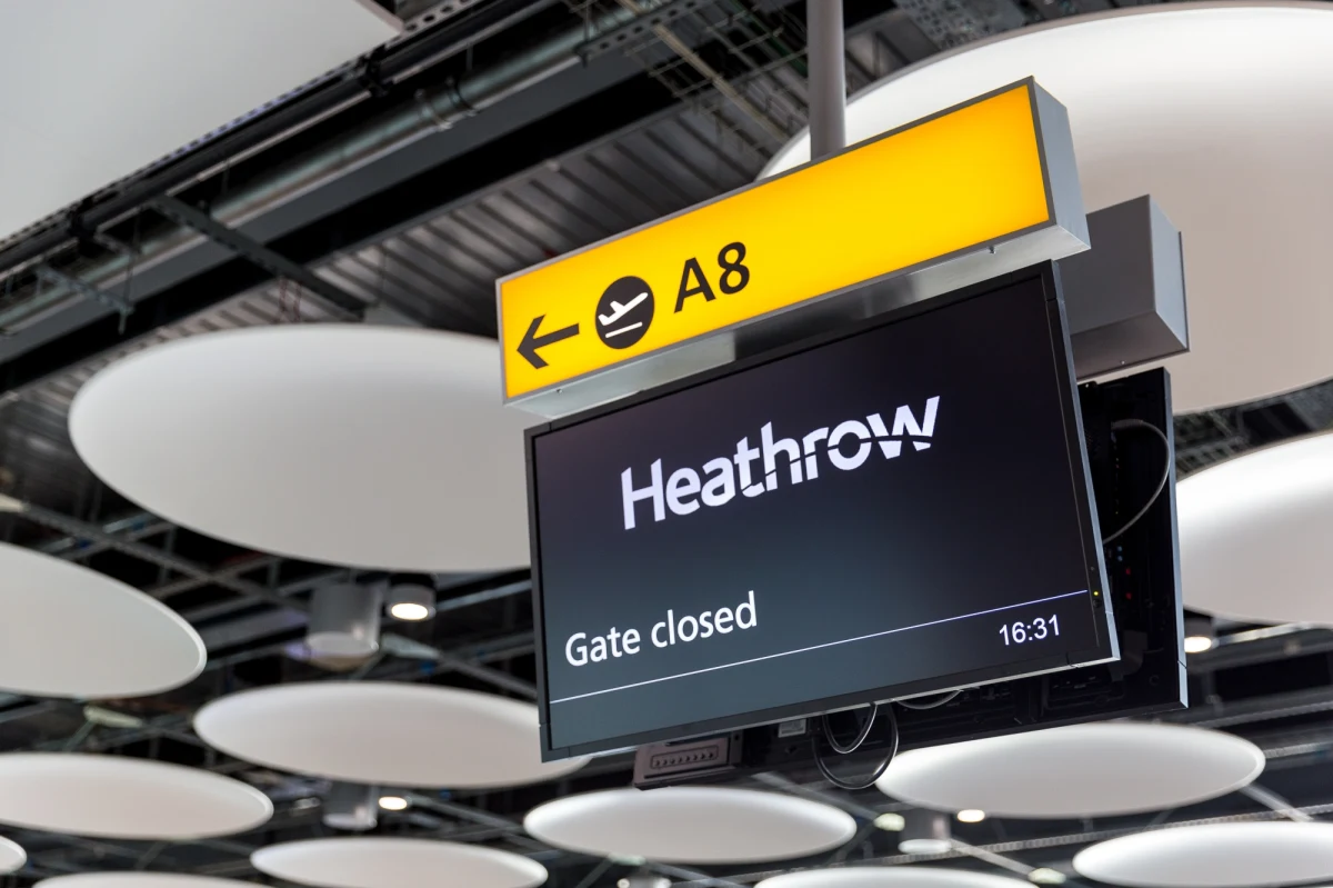 ​Władze londyńskiego lotniska Heathrow poinformowały, że ponad 100 lotów zostanie odwołanych, aby zapewnić ciszę podczas  kluczowych momentów pogrzebu królowej Elżbiety II.