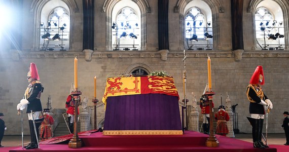 Elżbieta II zmarła w czwartek 8 września na zamku Balmoral w północno-wschodniej Szkocji w wieku 96 lat. Zasiadała na tronie od 1952 roku, była najdłużej panującą monarchinią w historii brytyjskiej Korony.