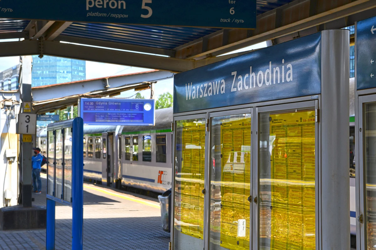 Od kilku do kilkudziesięciu minut są opóźnione pociągi jeżdżące w stolicy między stacjami Dworzec Zachodni i Warszawa Włochy, w rejonie Warszawskiego Węzła Kolejowego. Powodem jest uszkodzenie kabla urządzeń sterowania ruchem. 