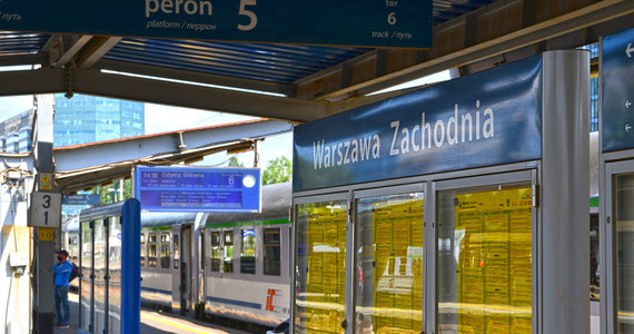 Od kilku do kilkudziesięciu minut są opóźnione pociągi jeżdżące w stolicy między stacjami Dworzec Zachodni i Warszawa Włochy, w rejonie Warszawskiego Węzła Kolejowego. Powodem jest uszkodzenie kabla urządzeń sterowania ruchem. 