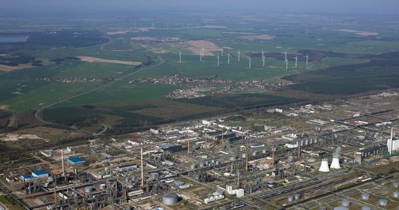Rząd Niemiec przejął kontrolę nad niemieckim oddziałem rosyjskiej firmy paliwowej Rosnieft i powierzył go w zarząd Federalnej Agencji ds. Sieci - przekazało ministerstwo gospodarki w Berlinie. Rosnieft jest większościowym udziałowcem rafinerii PCK Schwedt na północy kraju i kontroluje 12 proc. przemysłu rafineryjnego w Niemczech.