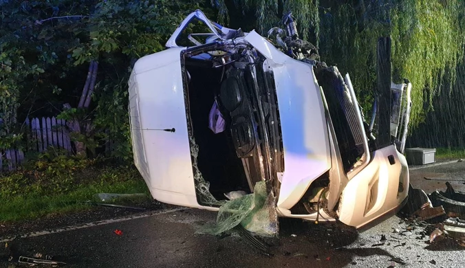 Strzelce: Tragedia na drodze. Siła uderzenia całkowicie zmiażdżyła auto 