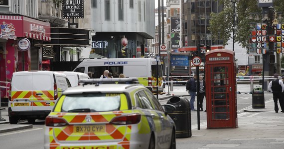 Dwóch policjantów zostało dźgniętych nożem w pobliżu Leicester Square w centrum Londynu. Mężczyźni trafili do szpitala - poinformowała londyńska policja metropolitalna.