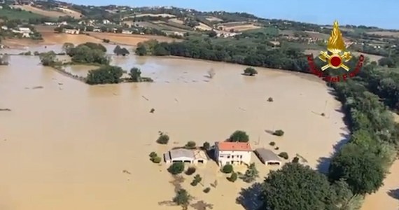 Co najmniej 10 osób zginęło w wyniku powodzi we włoskim regionie Marche w środkowej części kraju. Bilans kataklizmu, do którego doprowadziły gwałtowne ulewy, podały władze prowincji Ankona. Cztery osoby uważa się za zaginione, jest wśród nich dwoje dzieci.