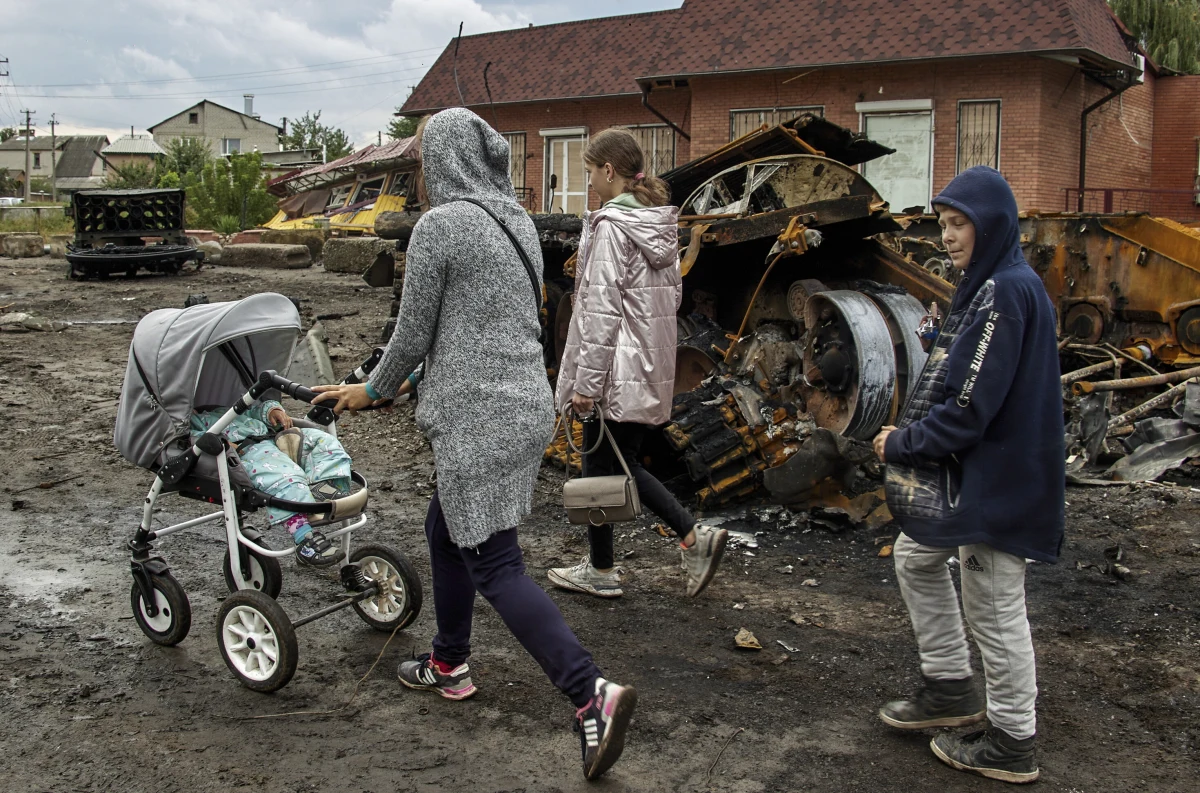 Około 200 drewnianych krzyży zostało znalezionych w pobliżu Iziumu w północno-wschodniej Ukrainie - podała agencja Reutera, powołując się na świadków. To prawdopodobnie drugi masowy grób na obszarze odbitym w ostatnich dniach przez siły ukraińskie.