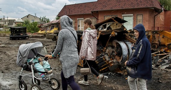 Około 200 drewnianych krzyży zostało znalezionych w pobliżu Iziumu w północno-wschodniej Ukrainie - podała agencja Reutera, powołując się na świadków. To prawdopodobnie drugi masowy grób na obszarze odbitym w ostatnich dniach przez siły ukraińskie.