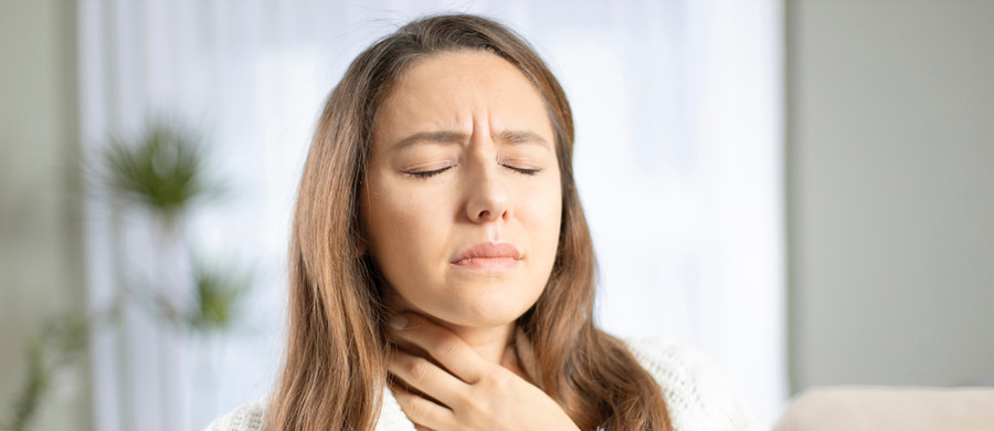 Wahania temperatury, porywisty wiatr, wirusy, bakterie. Niewiele trzeba, by nabawić się bólu gardła. Poza zmieniająca się aurą, przyczynami tej powszechnej dolegliwości mogą być również alergie czy dym papierosowy. Jak sobie z nią poradzić domowymi sposobami?