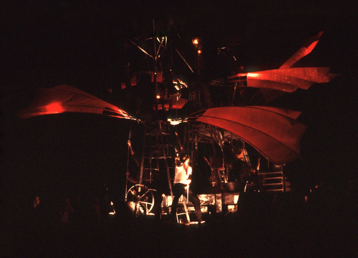 Ulica Ogrodowa w Łodzi świętuje swoje urodziny - wracając do korzeni przemysłu włókienniczego. Ta ulica przez wielu kojarzona jest z sercem włókienniczego imperium Izraela Poznańskiego i słusznie. Jej klimat tworzy czerwona cegła - tak charakterystyczna dla łódzkich budynków fabrycznych. Jakie były początki tej włókienniczej ulicy?  O tym opowiedzą "Ogrody na Ogrodowej".