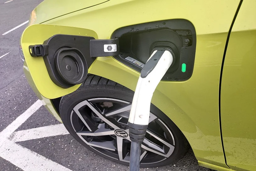 Ile kosztuje ładowanie auta elektrycznego? Od 42 do 210 zł za to samo