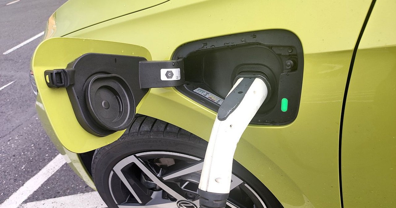 Ile kosztuje ładowanie auta elektrycznego? Od 42 do 210 zł za to samo