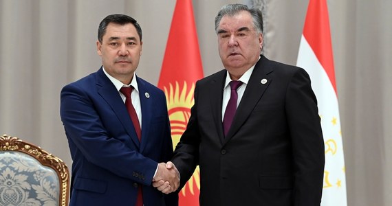 ​Prezydenci Tadżykistanu i Kirgistanu podczas szczytu Szanghajskiej Organizacji Współpracy w uzbeckiej Samarkandzie omówili sytuację na granicy między krajami. Dzisiaj doszło tam do kolejnego ostrzału. Uzgodnili wycofanie dodatkowych wojsk z obszarów przygranicznych.