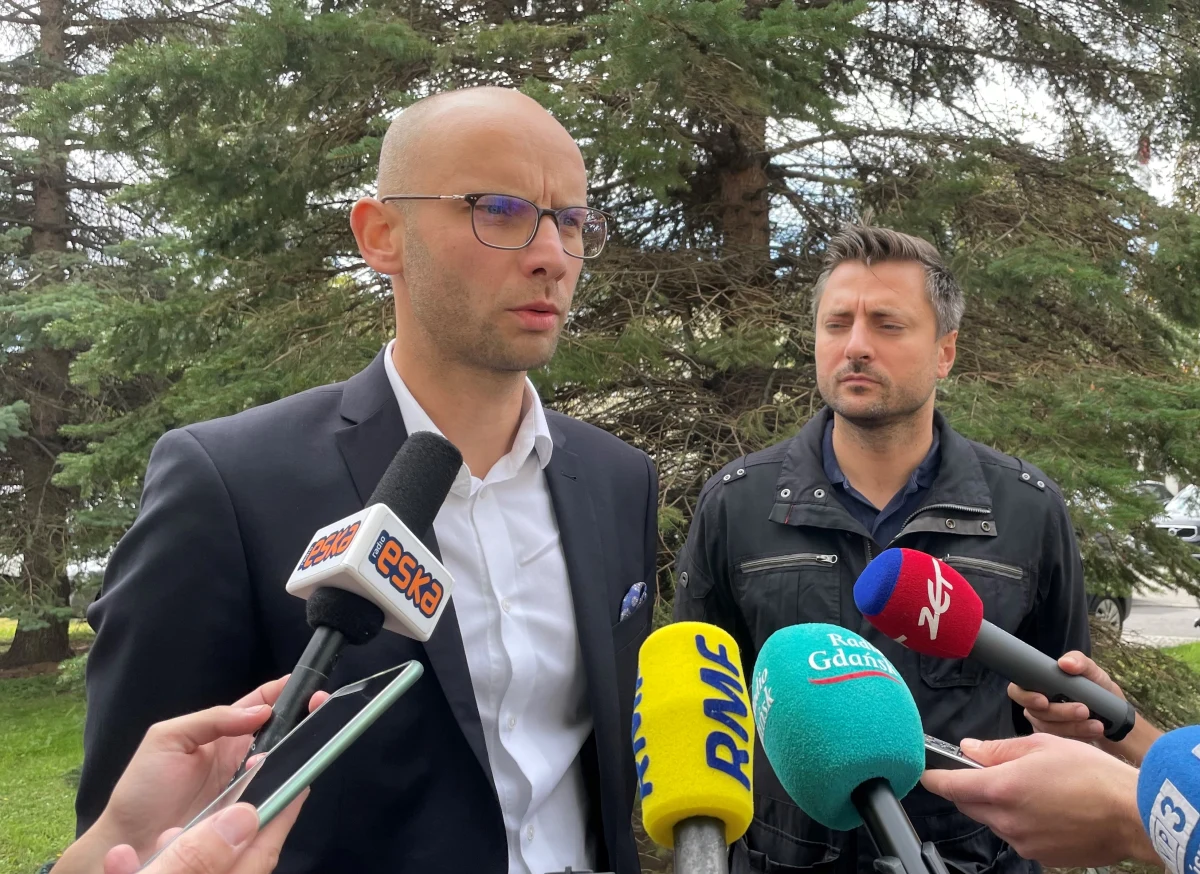 Zastępca dyrektora Gdańskiego Zarządu Dróg i Zieleni Michał Szymański został dyscyplinarnie zwolniony. Pracę stracił także kierownik Działu Zieleni. Miasto poinformowało dziś o swoich wnioskach z kontroli w tej jednostce budżetowej. Kilka godzin wcześniej radni PiS publicznie przedstawili informacje o kolejnych nieprawidłowościach w GZDiZ i wzywali do dymisji wspomnianych urzędników.

