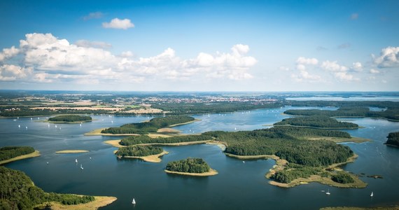 Ratownicy Mazurskiego Ochotniczego Pogotowia Ratunkowego ostrzegają przed silnymi porywami wiatru. Weekend na szlaku Wielkich Jezior Mazurskich zapowiada się też deszczowo. Mimo, że we wrześniu na szlak przyjeżdża więcej doświadczonych żeglarzy, warto pamiętać o tym, że przy pogorszeniu pogody zawieźć może eksploatowany przez cały sezon sprzęt pływający.