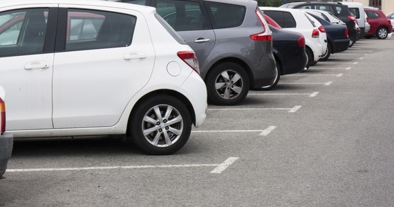 Kierowcy, którzy zostali ukarani za postój bez biletu na terenie tzw. Płatnych Parkingów Niestrzeżonych w Szczecinie mogą już występować o zwrot tej opłaty. Takich osób jest ponad 2 tysiące. Spółka Nieruchomości i Opłaty Lokalne uruchomiła właśnie odpowiednie procedury.  

