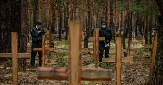 Prezydent Ukrainy Wołodymyr Zełenski zapewnił, że nadejdzie "straszna, w sposób sprawiedliwy" kara dla sprawców śmierci osób pochowanych w grobach pod Iziumem w obwodzie charkowskim. "Rosja pozostawia po sobie tylko śmierć i cierpienia" - oświadczył.