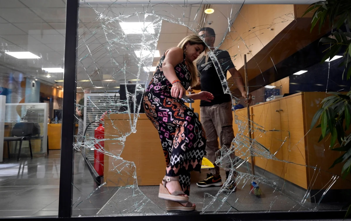 ​Libańskie banki zamykają się na trzy dni w związku z serią napadów na ich placówki. Tylko w ciągu jednego dnia doszło do szturmu na osiem banków. Klienci chcą wypłacać swoje oszczędności, jednak większości banki odmawiają, ze względu na trudną sytuację gospodarczą i kryzys walutowy.