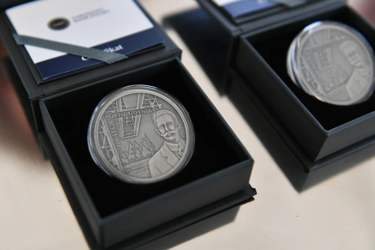 Narodowy Bank Polski wyemitował srebrną kolekcjonerską monetę na 100-lecie Portu Gdynia. Ma ona nominał 20 zł. Widnieje na niej popiersie Tadeusza Wendy oraz plan gdyńskiego portu. 