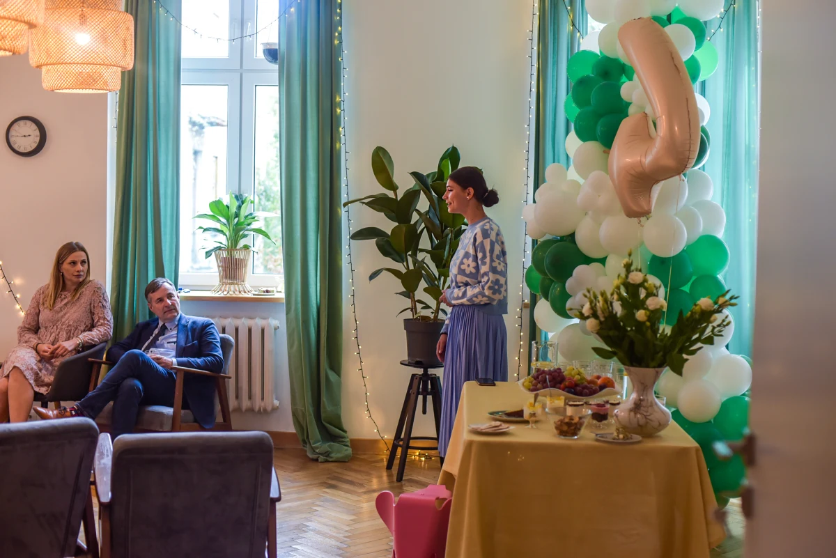 Ponad 1500 małych pacjentów otrzymało 20 tys. godzin wsparcia. To efekty pracy Centrum Terapii i Pomocy Dziecku i Jego Rodzinie CUKINIA w Łodzi. Placówka działa już od 4 lat i pomaga dzieciom oraz ich rodzinom zmagać się z bolesnymi doświadczeniami.