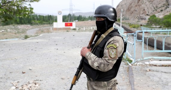 W wyniku trwających walk na granicy kirgisko-tadżyckiej zginęły co najmniej 24 osoby, a 87 zostało rannych - podał Reuters, powołując się na komunikat kirgiskiego ministerstwa zdrowia. Straż graniczna Kirgistanu potwierdziła wieczorem, że pomimo wynegocjowanego wcześniej zawieszenia broni, na granicy z Tadżykistanem toczą się walki. Wcześniej informowała o tym strona tadżycka.