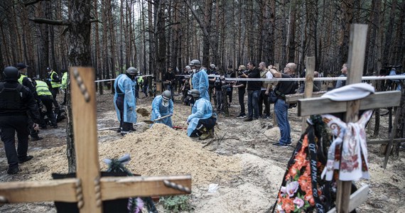 ​Rzecznik Rady Bezpieczeństwa Narodowego USA John Kirby nazwał doniesienia o masowym grobie liczącym ponad 440 ciał w odzyskanym z rąk rosyjskiego wojska mieście Izium na wschodzie Ukrainy "przerażającymi".